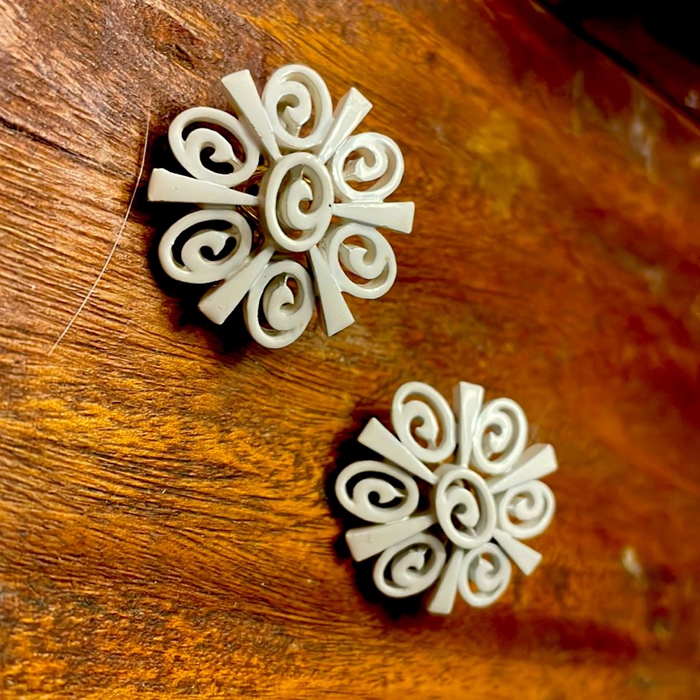 Vtg Crown Trifari White Enamel Clip Earrings